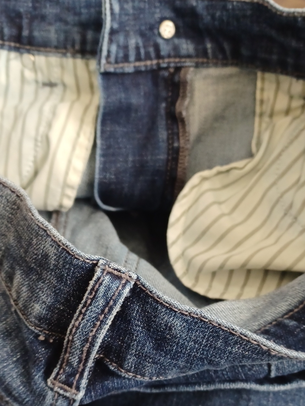 Cabi Soho Cropped Jeans Sz.4. Rear Stitched Seam. L.26.5". R.9.5". W.27". - Picture 5 of 8